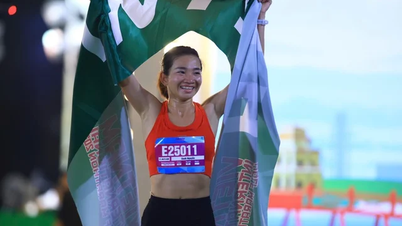 Nguyen Thi Oanh y Hoang Nguyen Thanh ganaron la media maratón, uniéndose a 7.000 corredores para celebrar el Año Nuevo en Hanoi.