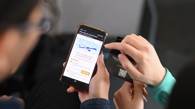Které letecké společnosti umožňují cestujícím posílat SMS zprávy a surfovat po internetu ve vzduchu?