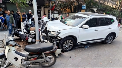 ハノイで車が複数のバイクに衝突、1人負傷。