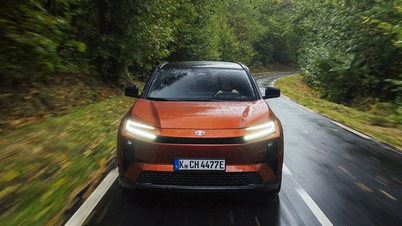 מציגים את טויוטה C-HR+ 2026 - רכב שטח חשמלי עוצמתי עם 338 כוחות סוס, החל מ-1.2 מיליארד דונג וייטנאמי.