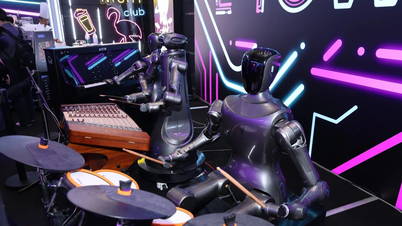 Kinesiskt robotband uppträder tills de är helt utmattade under kinanyåret.