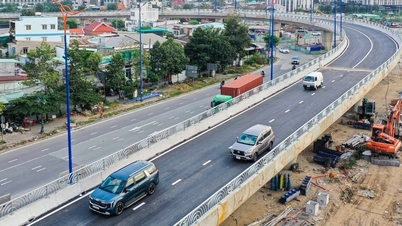 Tampaknya jembatan layang pertama di persimpangan An Phu, yang baru saja dibuka untuk lalu lintas.