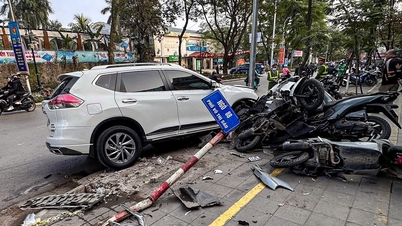 اصطدمت سيارة بعدة دراجات نارية في أحد شوارع هانوي، وأصيب شخص واحد.