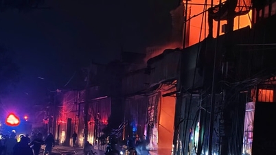 Hanoi: Un incendiu izbucnește la un atelier de pictură din comuna Binh Minh.