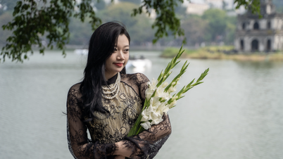 Người Hà Nội đổ về Hồ Gươm, diện áo dài chụp ảnh trong ngày đầu năm mới