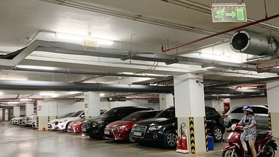 Ondanks dat ze miljoenen dong uitgeven, wachten klanten nog steeds op het juiste moment om hun auto te parkeren bij winkelcentra in het stadscentrum.