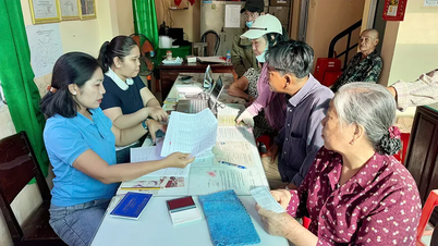 Las comunas y los barrios continuaron distribuyendo regalos del Tet a los residentes durante el feriado de Año Nuevo.