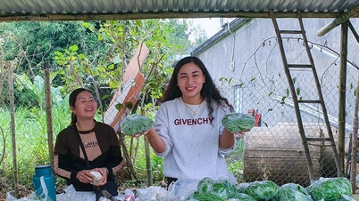 De barracas temporárias a pontos de venda de produtos agrícolas na vila de Mon.