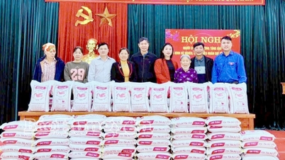 O Comitê da Frente da Pátria do Vietnã da comuna de Chau Ninh distribuiu 840 kg de arroz para apoiar famílias pobres e em situação de quase pobreza durante o Ano Novo de 2026.