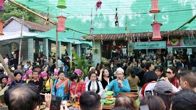Un bullicioso mercado de las tierras altas en la Villa Cultural y Turística de los Grupos Étnicos de Vietnam.