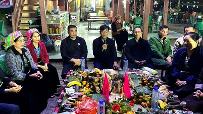 Ceremonia de legare a încheieturilor mâinilor - O frumoasă tradiție culturală a poporului thailandez din Than Uyên.