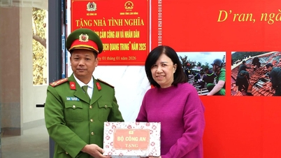 ក្រសួងសន្តិសុខសាធារណៈបានប្រគល់កញ្ចប់អំណោយចំនួន ៣០ ដល់ប្រជាជននៅខេត្ត Lam Dong ដែលរងផលប៉ះពាល់ដោយគ្រោះមហន្តរាយធម្មជាតិ។