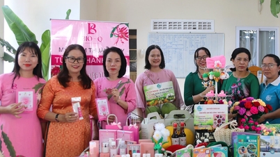 Gadis itu mengubah kulit buah naga menjadi kosmetik.