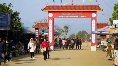 Why have visitors been temporarily suspended from visiting sacred burial sites in Thanh Hoa?