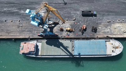 Eine Reihe großer Frachtschiffe „weiht“ zu Beginn des neuen Jahres den nationalen Generalhafen ein.
