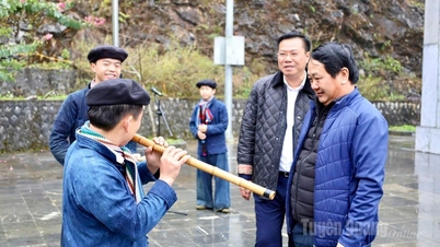 Bí thư Tỉnh ủy Hầu A Lềnh thăm, động viên cán bộ và Nhân dân xã Đồng Văn