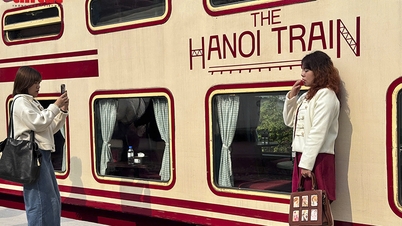 Pociąg „Hanoi Five Gates” przyciąga wielu pasażerów podczas noworocznych wakacji w 2026 r.