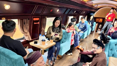 Die Zugfahrt „Hanoi Five Gates“ lockt zu Beginn des neuen Jahres 2026 eine große Anzahl von Touristen an.