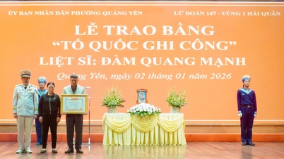 Presenting the Certificate of Recognition from the Fatherland to Martyr Dam Quang Manh for his heroic sacrifice in Truong Sa.