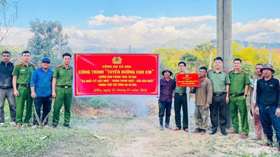 Die Polizei der Gemeinde Hra setzt das Projekt „Straße für Kinder“ in den Dörfern Kon Hoa und Kon Chrah um.
