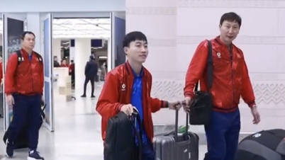 Das vietnamesische U23-Team ist sicher in Saudi-Arabien angekommen, Thanh Nhàn kann noch immer nicht normal gehen.