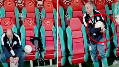 Algeriets tränarstab fångades på bild när de stal två bollar under en match i AFCON 2025.
