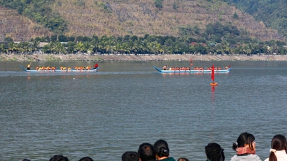 Um animado Festival de Corridas de Barcos Cauda de Andorinha no início de 2026 em Muong Lay.