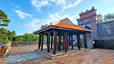 Das „ungewöhnliche“ Holzhaus vor dem Grab der Kaiserinwitwe Từ Dụ.