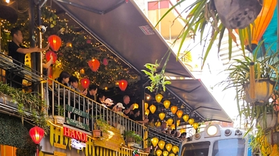 Dê um gole... no café dos trilhos do trem.