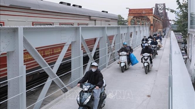Kereta api secara resmi kembali beroperasi melintasi Jembatan Long Bien.