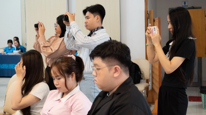 Practical training at the Thanh Nien newspaper office.