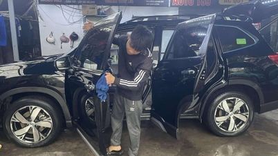Autowasstraten in Hanoi draaien op volle toeren, met auto's die in de rij staan ​​te wachten tot ze aan de beurt zijn.