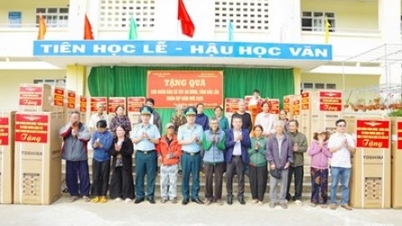 Sư đoàn Không quân 372 trao gần 300 phần quà tặng đồng bào vùng lũ
