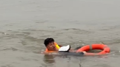 Hanoi: Redningsmannskaper reddet raskt en mann som hoppet fra Vinh Tuy-broen.