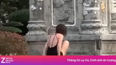 Egy lány nem helyénvaló jógázik a Linh Ung templomban.