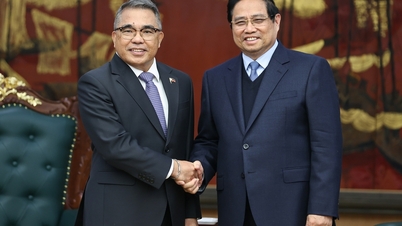 Statsminister Pham Minh Chinh mottar den filippinske ambassadøren.