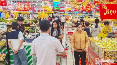 Etterspørselen etter shopping fortsatte å øke i løpet av den tre dager lange nyttårsferien.