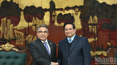 [Foto] El Primer Ministro Pham Minh Chinh recibe al Embajador de Filipinas en Vietnam