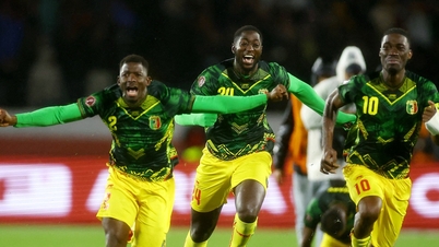 Mali behaalde met slechts tien man op het veld een 'wonderbaarlijke overwinning' op Tunesië.