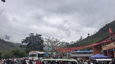 Ha Giang överbefolkat under semestern: Många turister ger upp vid Lung Cu och Nho Que-floden.