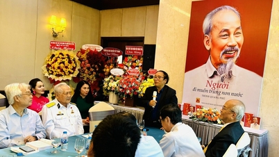 Der Dichter Tran Dang Khoa: „Über Onkel Ho zu schreiben ist sehr schwierig, aber Trinh Quang Phu hat eine hervorragende Arbeit geleistet.“