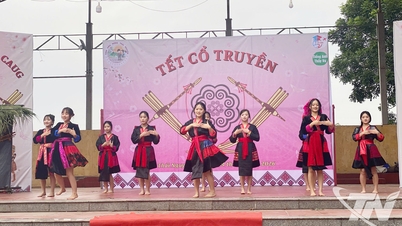 Hmong-studenter från etniska minoriteter i Thai Nguyen firar det traditionella månnyåret.