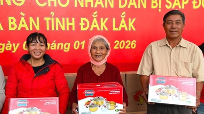 Wilayah Militer 5 meresmikan dan menyerahkan 175 rumah baru yang dibangun di bawah 'Kampanye Quang Trung'.