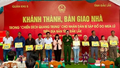 Az 5-ös katonai körzet házakat ad át az embereknek a Quang Trung hadjárat során.