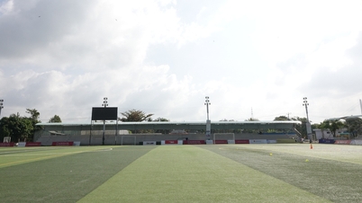 Der Fußballplatz der Dong Thap Universität ist bereit für den THACO Student Football Cup 2026.