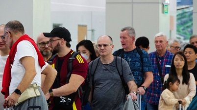 How is Phu Quoc Airport operating when international tourists flock there in record numbers?
