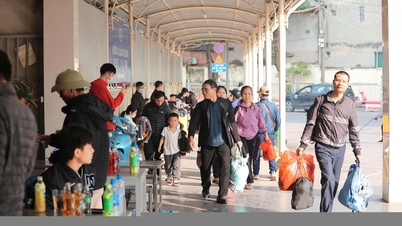 La gente, cargando bolsas y equipaje, regresó en masa a la capital después de las vacaciones de Año Nuevo.