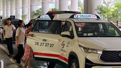 Aeroportul Tan Son Nhat în ultima zi de vacanță: Aglomerat, dar fără aglomerație de taxiuri sau vehicule de transport în comun.