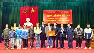 90 presentpaket för Tet (månårets nyår) delades ut till funktionshindrade och föräldralösa barn i tre avdelningar i Hai Phong.