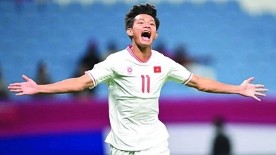 L'entraîneur Kim Sang Sik reçoit de mauvaises nouvelles concernant son équipe avant le match contre la Jordanie U23.